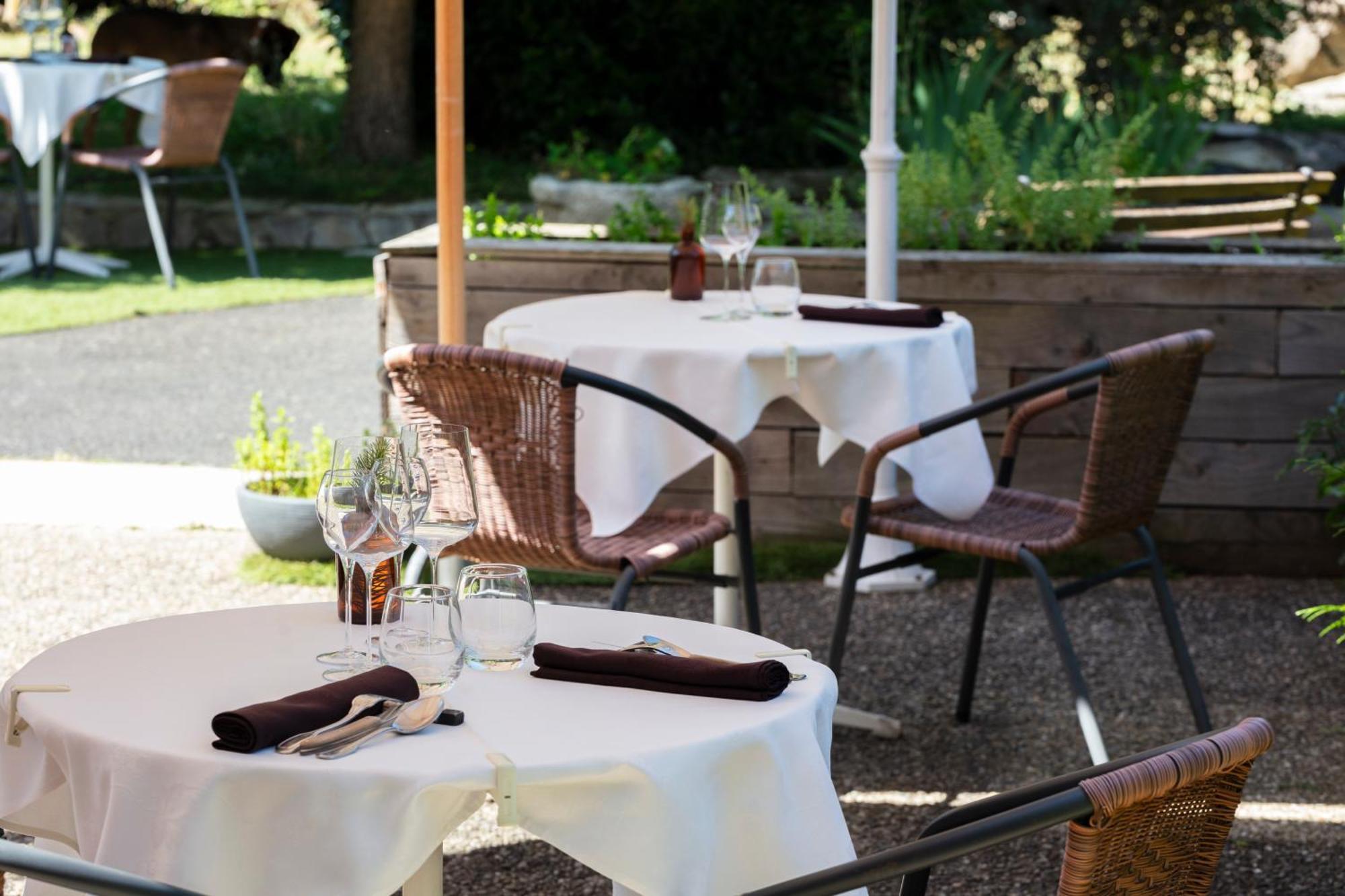 Hotel Restaurant Les Glycines Vieille-Brioude Exteriör bild